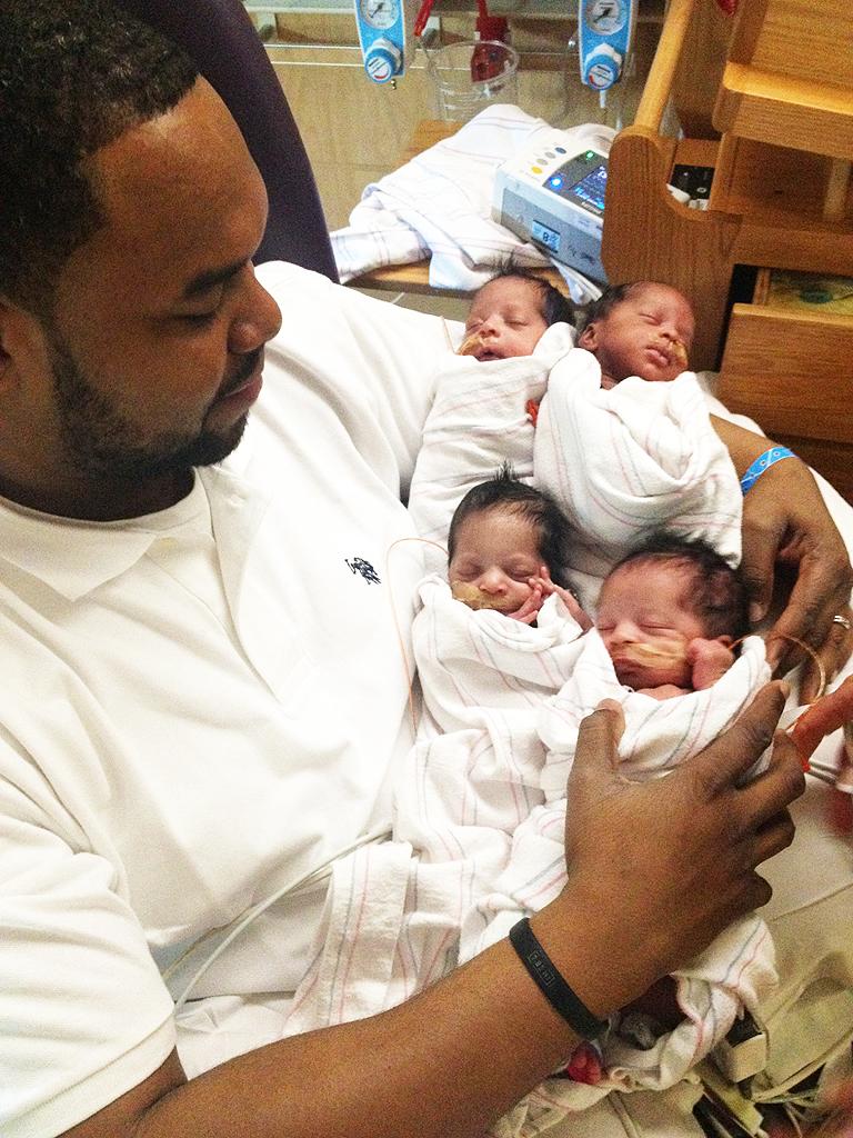 Père avec ses quadruplés