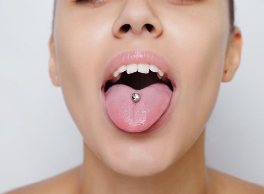 Langue percée : le message secret que cache ce petit anneau