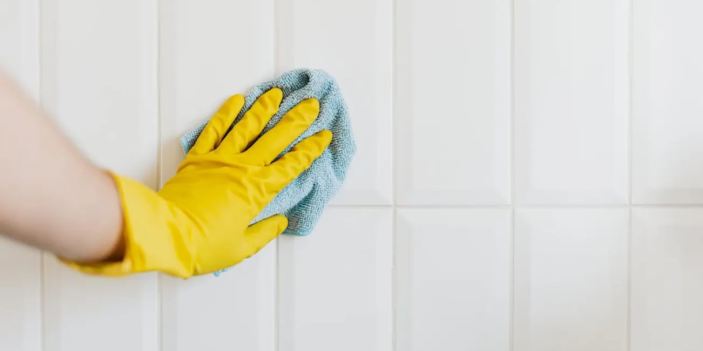 Fini les traces tenaces : cette recette maison à deux ingrédients redonne vie à vos carreaux sans produit chimique