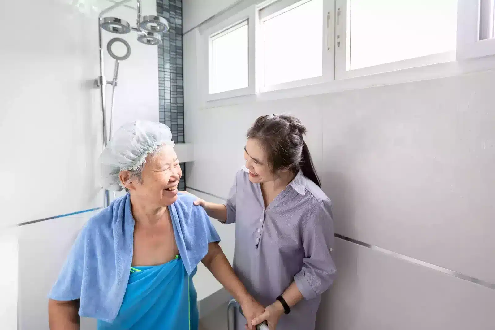 Personne âgée recevant de l'aide pour sa toilette