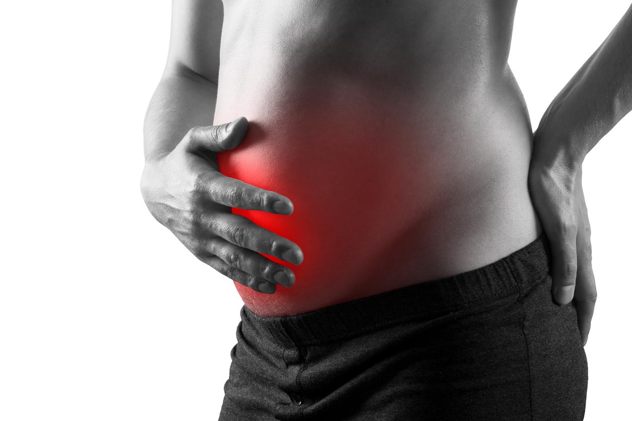 Femme souffrant de ballonnements abdominaux