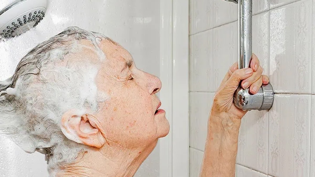 Après 65 ans, la douche quotidienne n’est plus une bonne idée : voici le rythme idéal pour préserver sa peau
