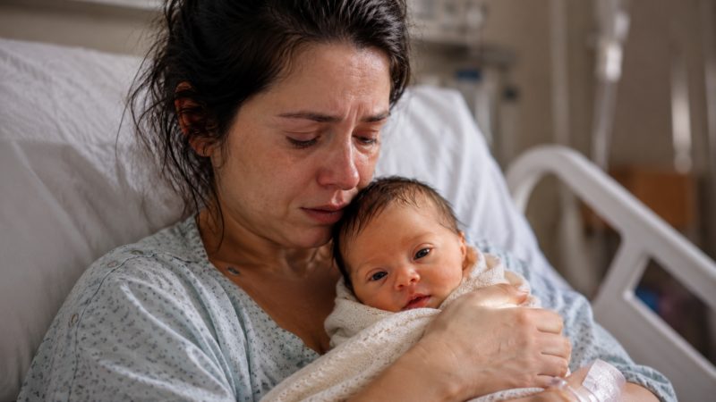 « J’ai abandonné mon nouveau-né trisomique à l’hôpital… Mais une infirmière m’a rattrapée à la sortie avec des mots qui ont changé ma vie »