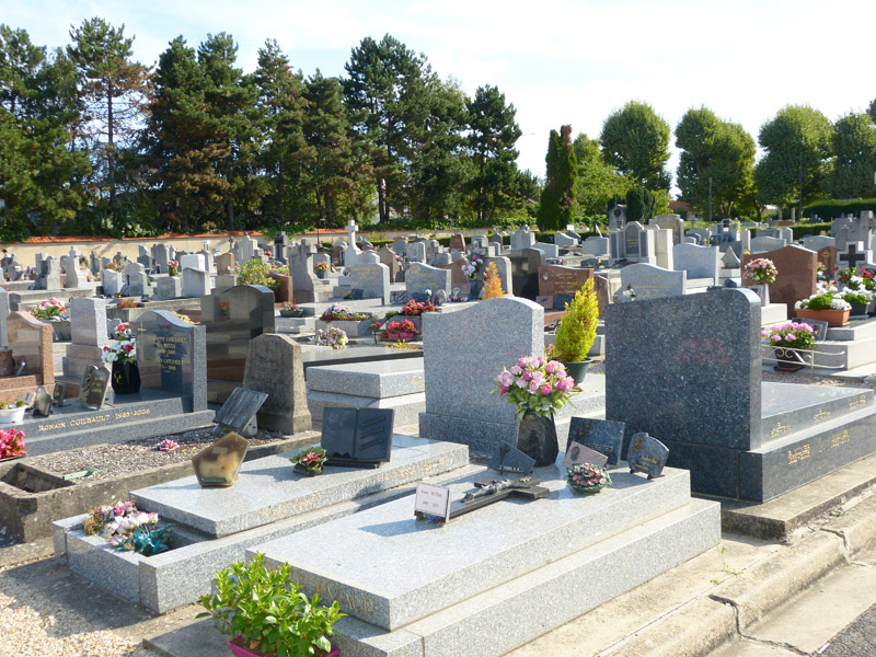 Elle est enceinte et découvre un portefeuille sur la tombe de son mari : ce qu’elle trouve à l’intérieur la laisse sans voix