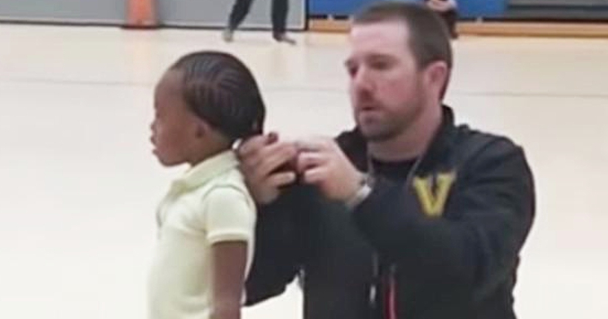 La tendresse d’un coach pour une petite joueuse : la vidéo qui émeut la toile
