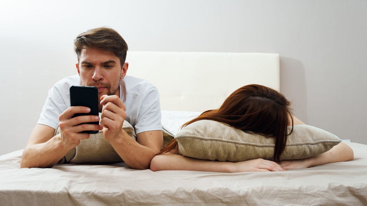Son sourire cache un malaise : ces indices discrets qui trahissent une infidélité