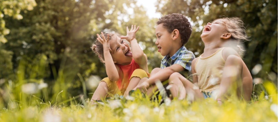 Groupe d'enfants jouant ensemble