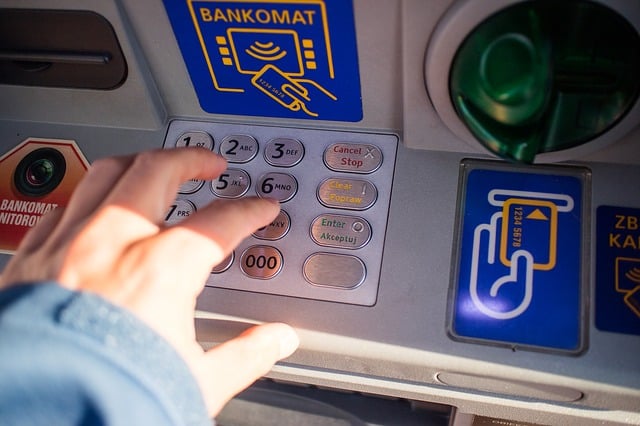 Distributeur automatique : ce geste tout bête à faire avant d’y glisser votre carte pour déjouer les pièges des fraudeurs