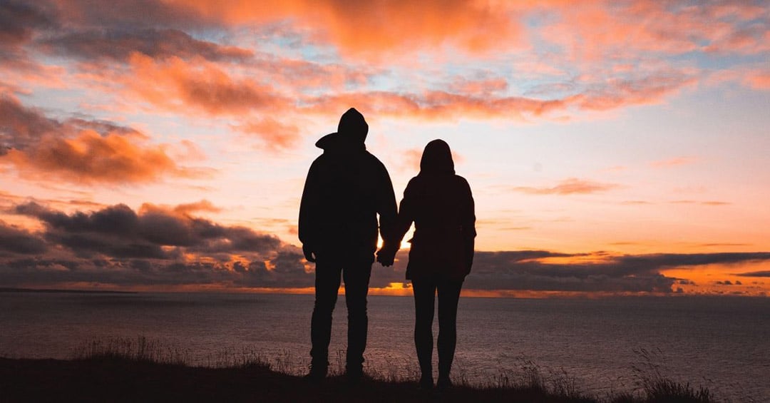 Couple d'âges différents se tenant la main