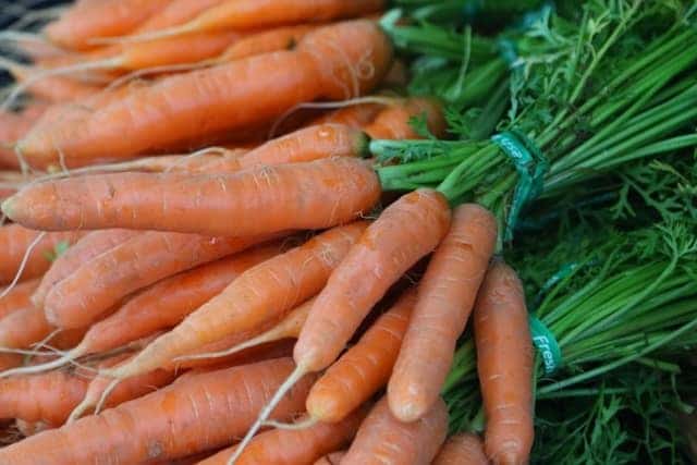 Préparation de pâte dentaire maison aux fanes de carottes