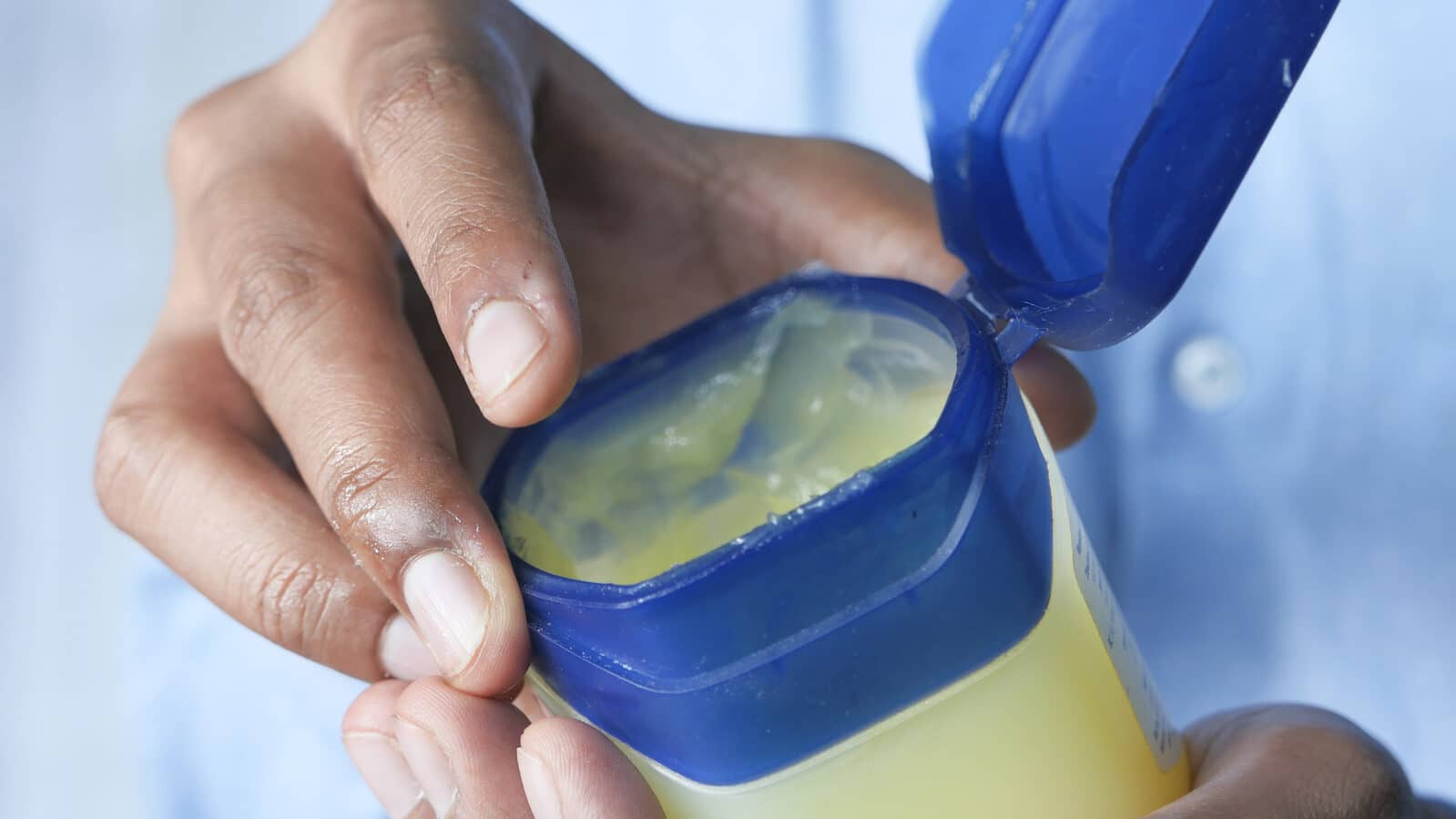 La vaseline décryptée : 10 usages insoupçonnés qui vont révolutionner votre routine