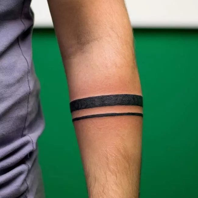 La bande noire tatouée : un symbole discret aux résonances profondes