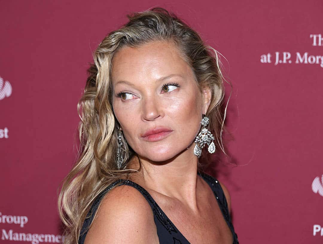 À 51 ans, Kate Moss démontre que l’âge n’a aucune emprise sur l’élégance et l’influence