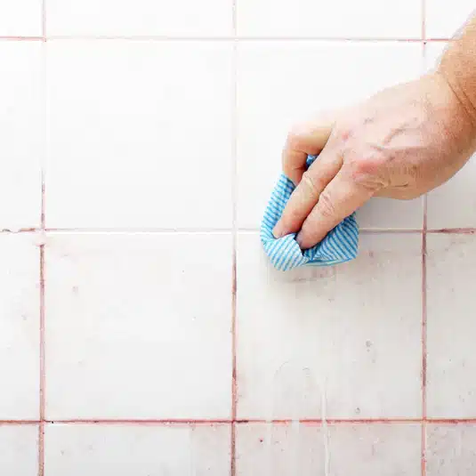 Cette traînée rosée dans votre douche pourrait cacher un danger bien réel, prévient un médecin