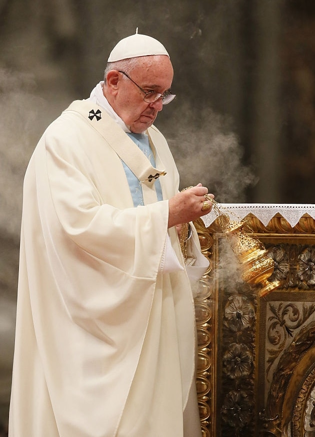 Pape François avec sa bague simple
