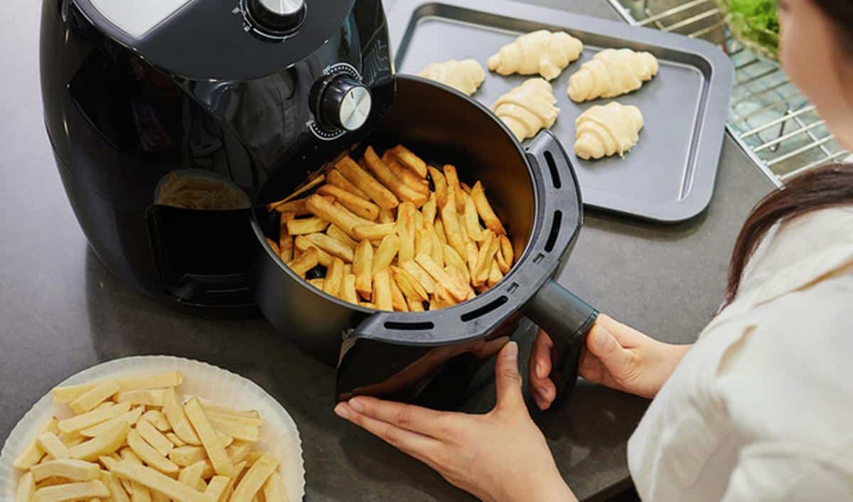 Famille utilisant une friteuse à air