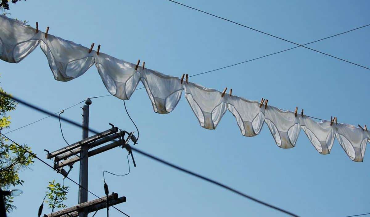 Linges suspendus avec sous-vêtements
