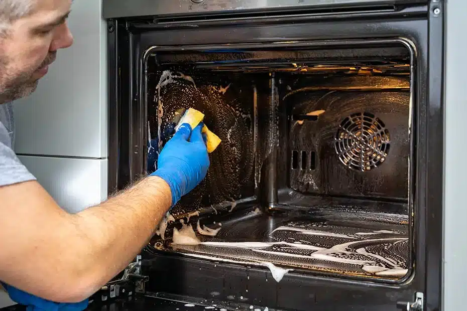 À la poubelle l’éponge : cette astuce redonne l’éclat à la grille du four sans le moindre effort
