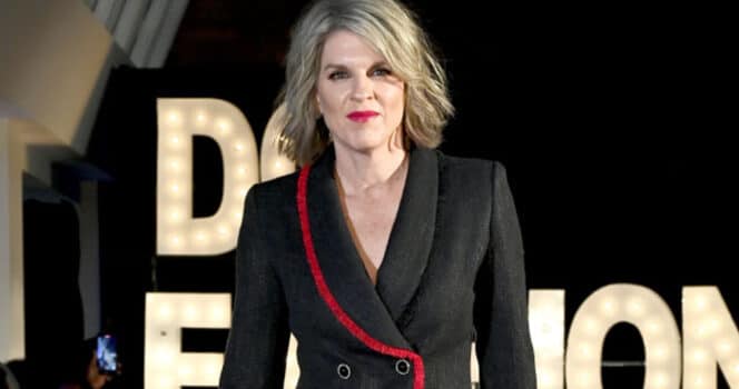 Holly Morris souriante en plateau télé