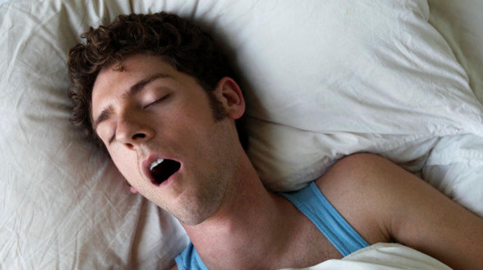 Homme dormant sur le dos