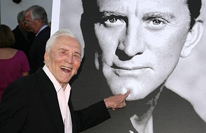 À 103 printemps, la dernière icône vivante d’Hollywood continue d’éblouir la planète
