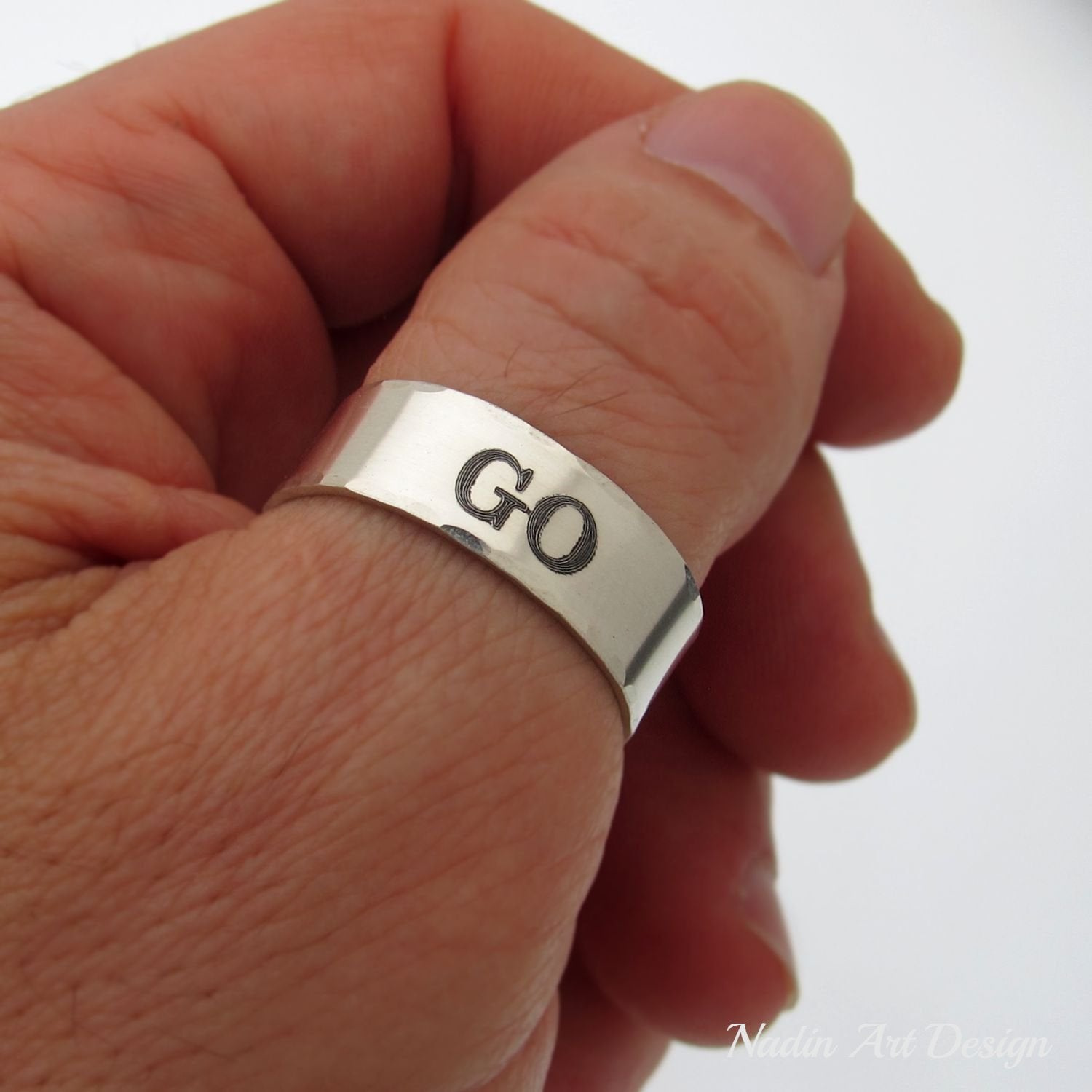 Bague au pouce : ce que ce bijou révèle vraiment sur votre personnalité