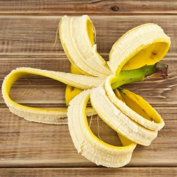 Peau de banane sur un fond vert