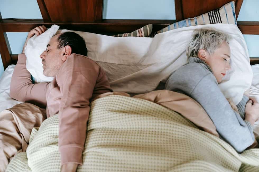 Votre partenaire dort dos tourné ? Ce que la science révèle sur cette habitude nocturne
