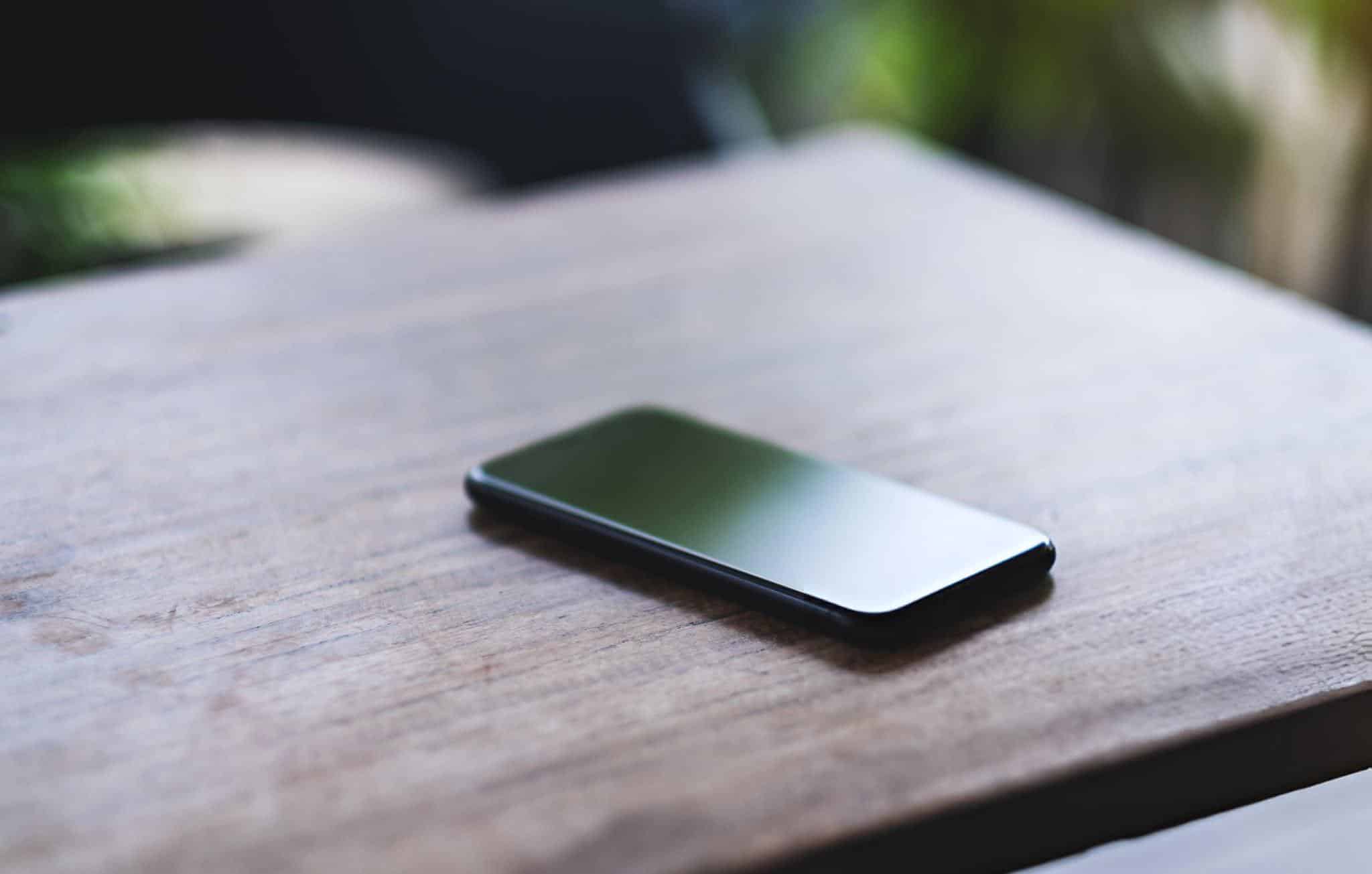 homme seul regardant son téléphone