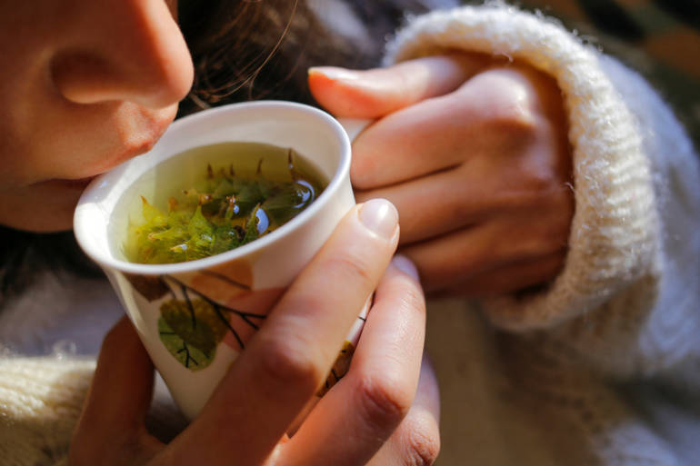 Le rituel des deux cuillères au réveil : un allié naturel contre les douleurs articulaires, le diabète, le stress et la fatigue nerveuse