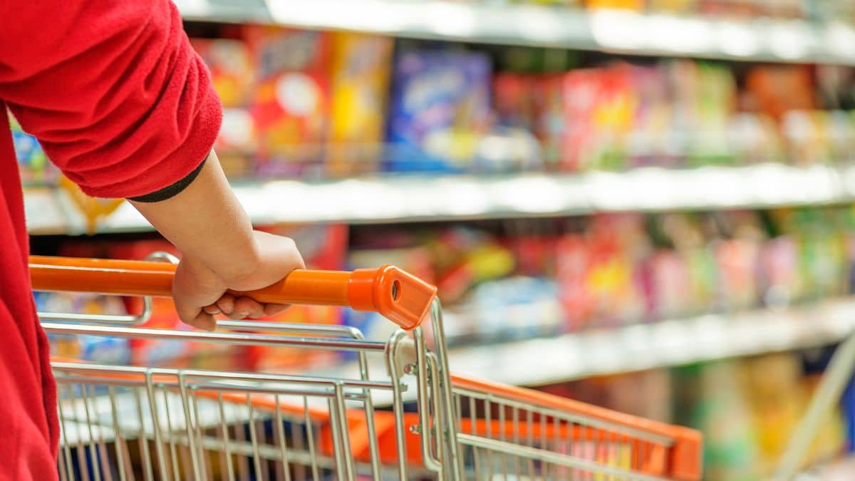 Rayon de supermarché avec caddies intelligents