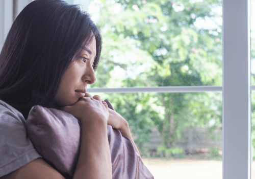 Les 10 signes discrets qui trahissent un manque affectif chez une femme