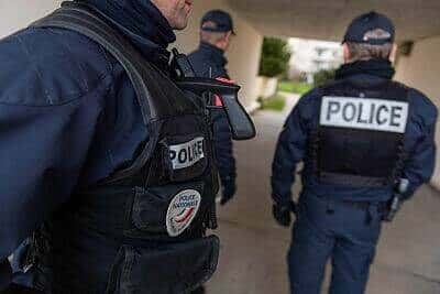 À 16 ans, Kylian pousse la porte du domicile familial en tenant un nourrisson contre lui – sa mère n’en croit pas ses yeux.