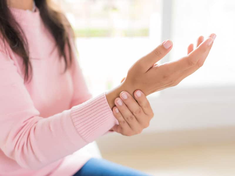 Personne recevant un soin chiropratique pour des engourdissements