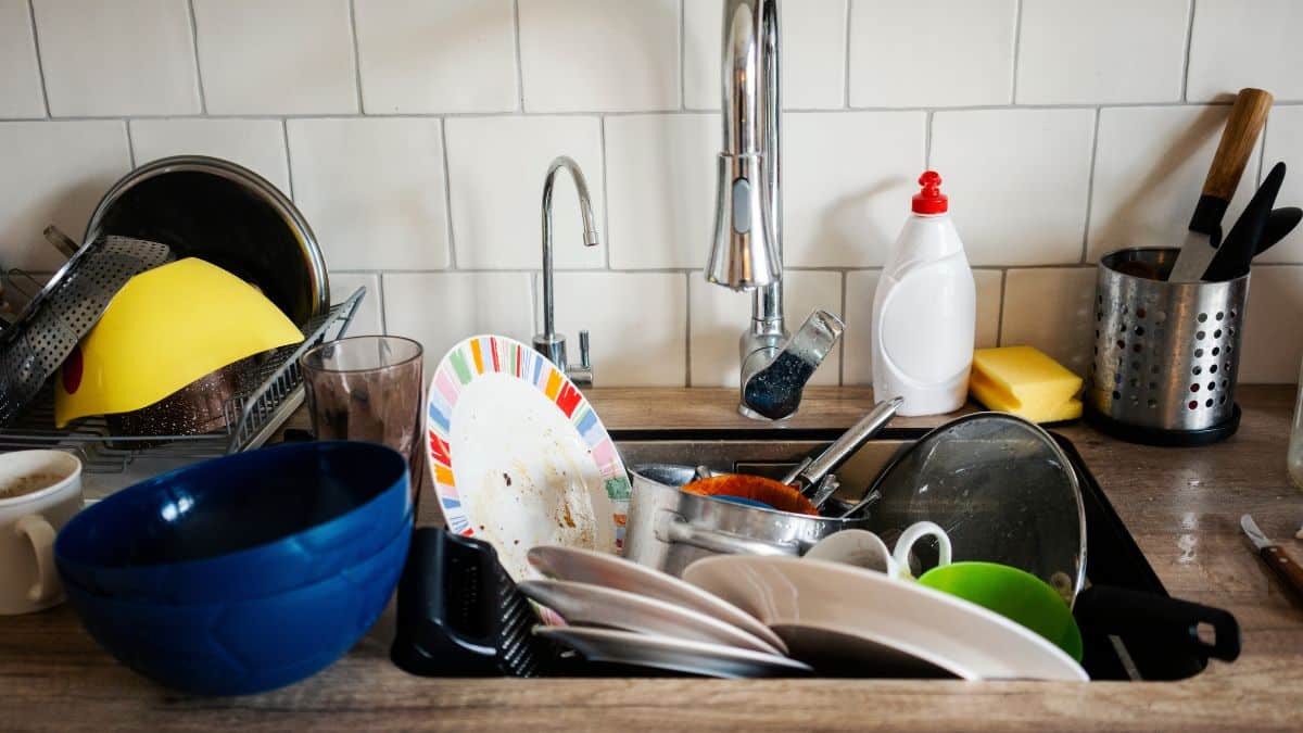 Ce que révèle vraiment votre habitude de laisser traîner la vaisselle sale, selon les psys