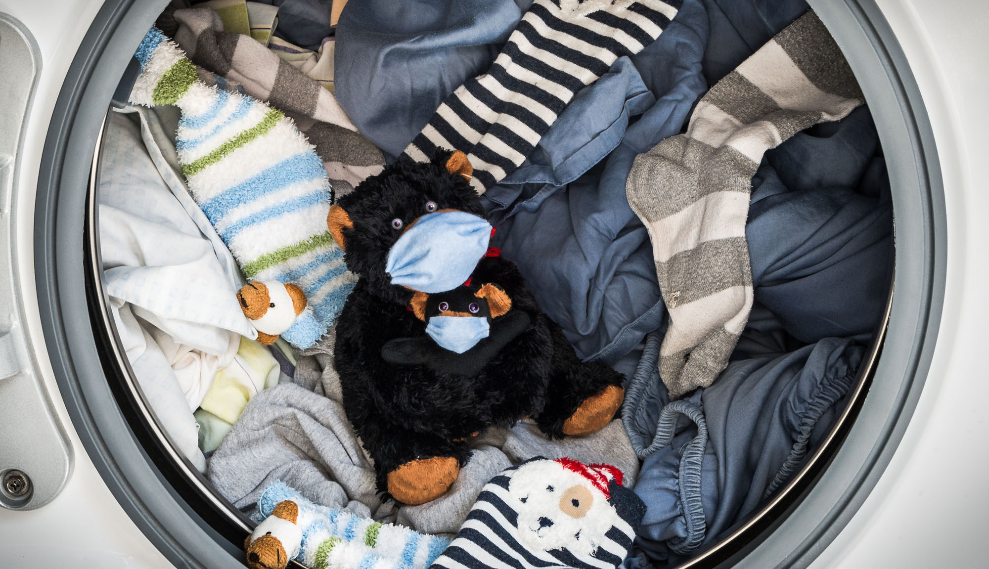 Linge abîmé après chaque lessive ? Les gestes qui ruinent vos habits (et comment y remédier)