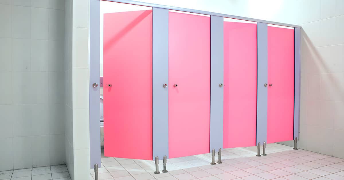 Porte de toilettes publiques avec espace au bas