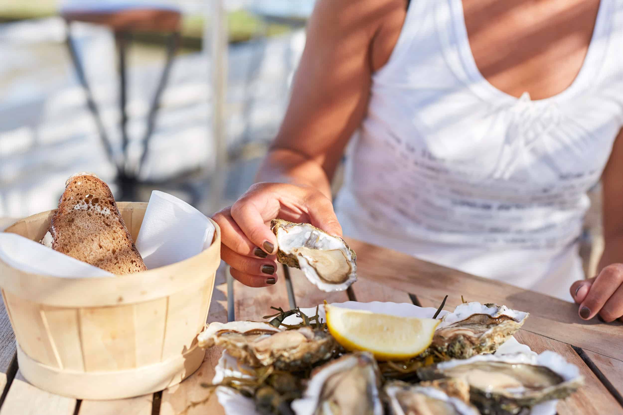 Plateau de fruits de mer frais sur un marché