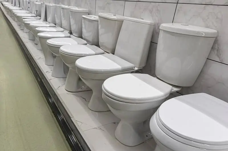 Différents modèles de toilettes en porcelaine dans un magasin