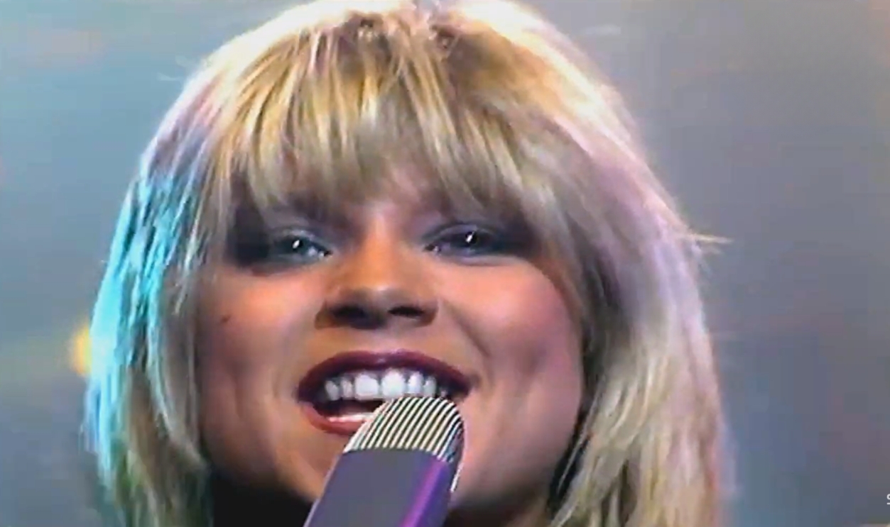 De mannequin glamour à reine de la pop : le destin hors norme de Samantha Fox, l’idole qui a marqué les années 80.