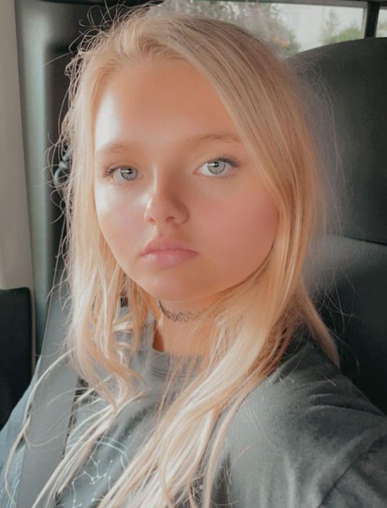 De « poupée humaine » à ado discrète : que devient Aira Brown, l’enfant-star aux yeux de saphir, 15 ans après ?