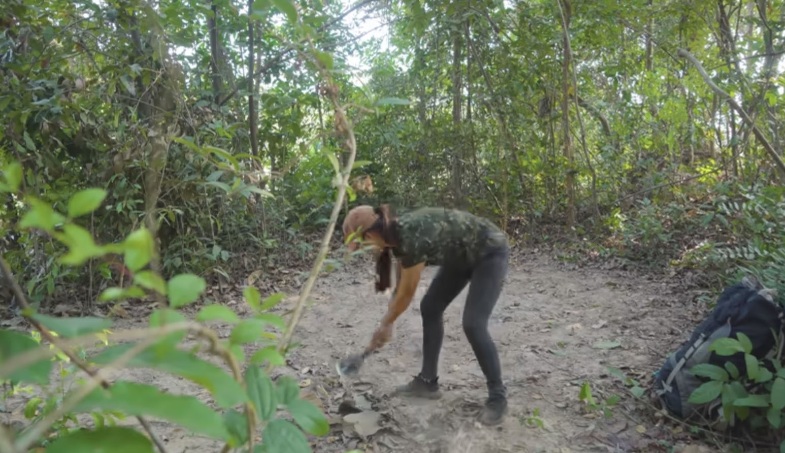Sous terre, loin du tumulte : le récit d’une femme qui a bâti elle-même sa demeure secrète