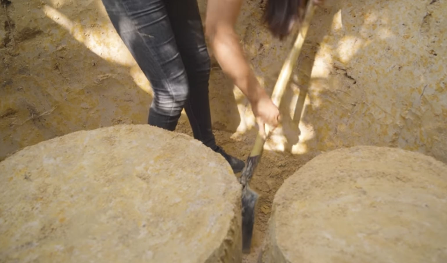Sous terre, loin du tumulte : le récit d’une femme qui a bâti elle-même sa demeure secrète