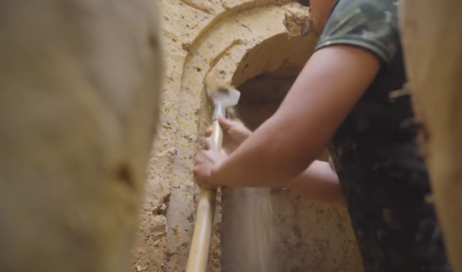 Sous terre, loin du tumulte : le récit d’une femme qui a bâti elle-même sa demeure secrète