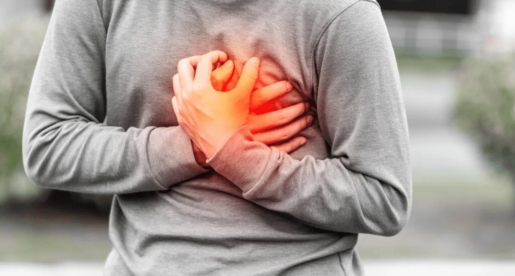 Personne tenant son cœur - illustration malaise cardiaque