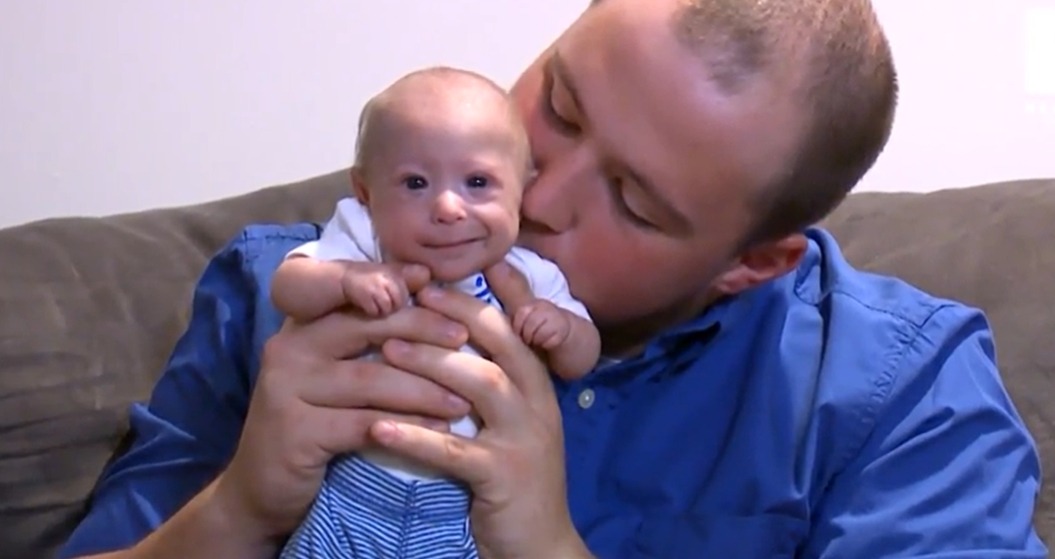 À 7 mois, il porte encore du 0-3 mois : le parcours de Mathieu, bébé pas comme les autres, émeut et inspire