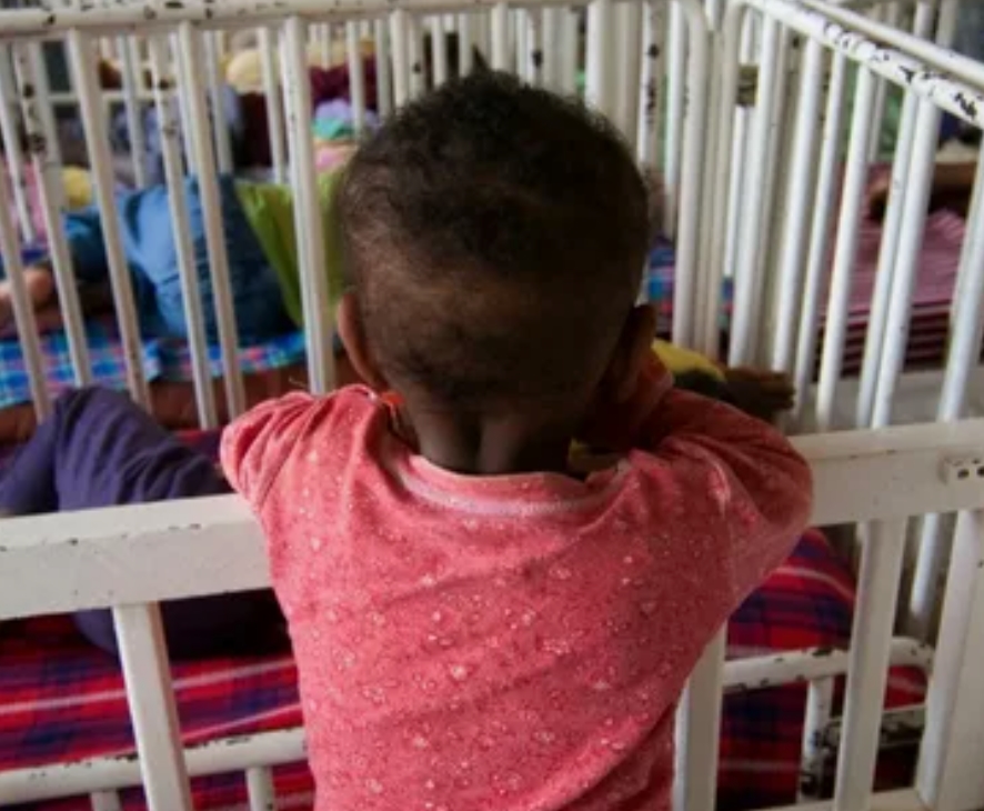 Le jour où sa fille adoptive s’est mariée, une inconnue lui a soufflé une révélation qui a ébranlé vingt-trois ans de certitudes