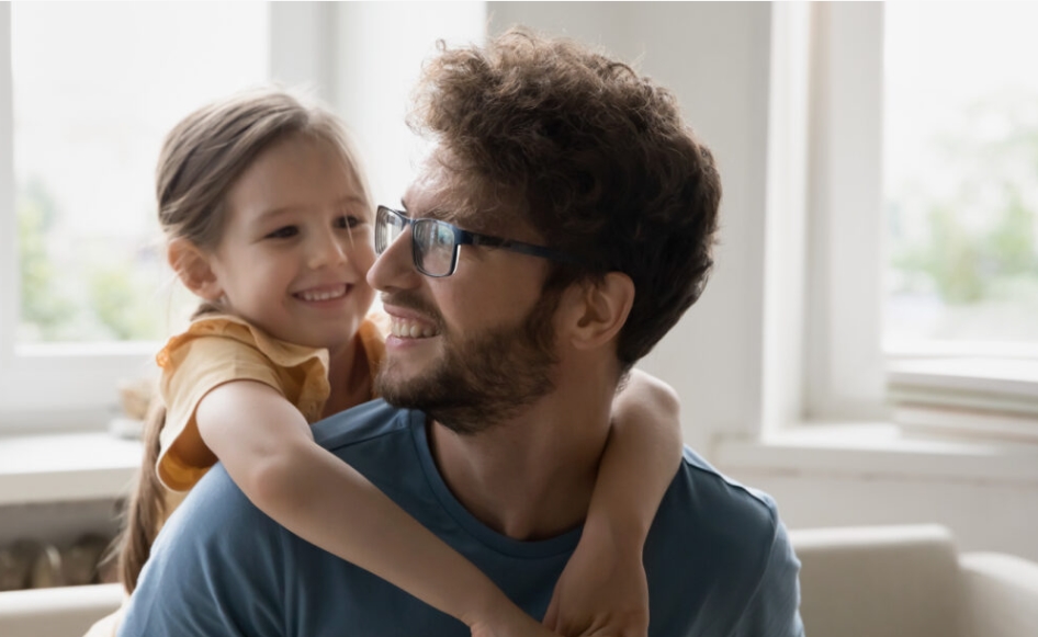 Le jour où sa fille adoptive s’est mariée, une inconnue lui a soufflé une révélation qui a ébranlé vingt-trois ans de certitudes