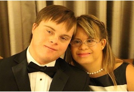 À 27 ans, le fils d’un couple porteur de trisomie 21 raconte leur vie : une leçon de courage et d’amour