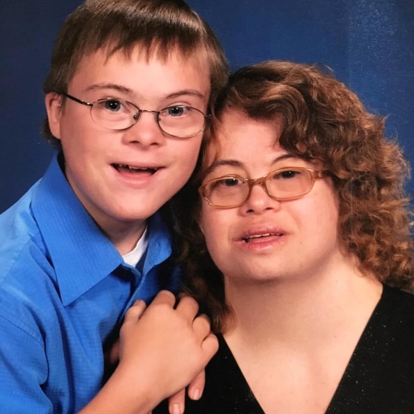À 27 ans, le fils d’un couple porteur de trisomie 21 raconte leur vie : une leçon de courage et d’amour